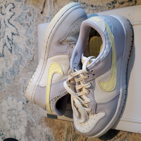 KIDS NIKE LEATHER SHOES. Size 3.5 - Picture 4 of 4